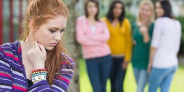 In this image a girl with symptoms of social anxiety